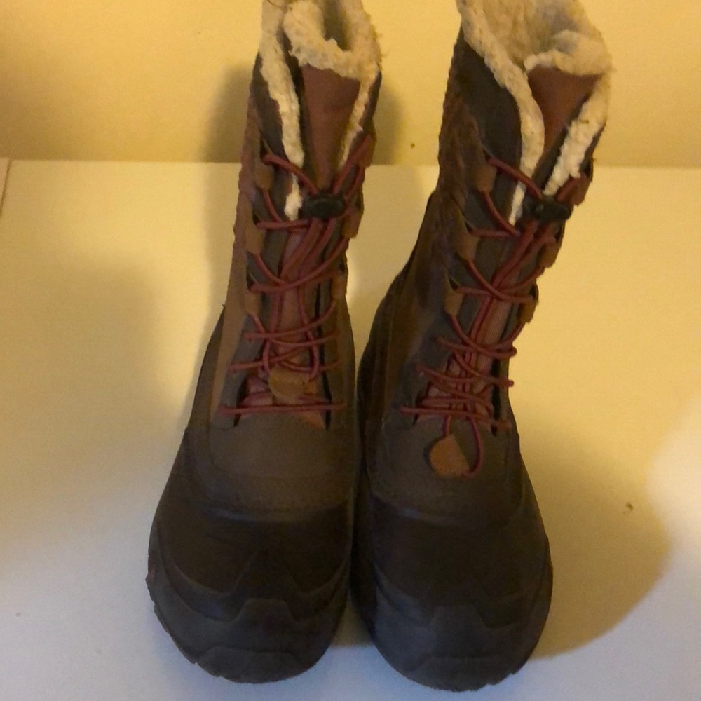Gently worn northface girls size 4y winter boots
